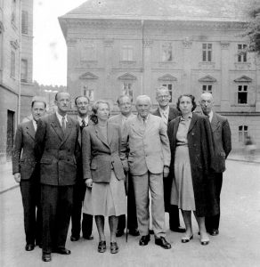 Kolektiv Mestnega arhiva Ljubljana pred zgradbo arhiva (Auerspergova palača, zdaj Mestni muzej Ljubljana), 1951.