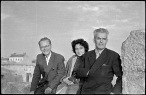 Dr. Sergij Vilfan na ekskurziji v Istri, 1958. SI_ZAL_LJU/0342 Zbirka fotografij, Neg III L., št. 902, 35mm. Dr. Sergij Vilfan na ekskurziji v Istri, 1958. SI_ZAL_LJU/0342 Zbirka fotografij, Neg III L., št. 902, 35mm.