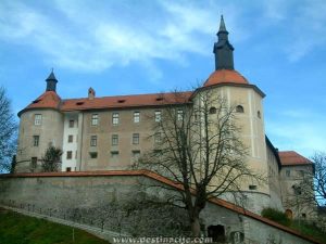 Škofjeloški grad, kjer so bili prvi prostori arhivskega oddelka v Škofji Loki (www.destinacije.com).