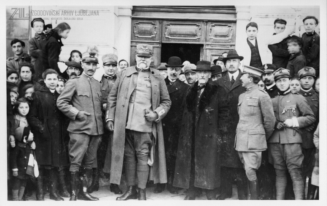 Novembra 1918 je postal glavni guverner Julijske krajine general Karlo Petitti di Roreto (na sliki na sredini). (Muzej novejše zgodovine Slovenije) 