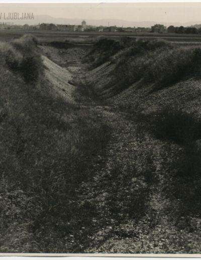 Gramozna jama, kjer so Italijani v obdobju 1942-1943 streljali talce, med njimi Hinka Smrekarja, okoli 1940