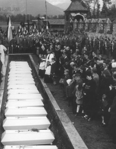 Fotografija s pogreba partizanov na Bledu leta 1945