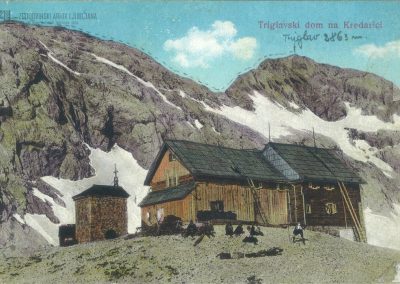 Triglavski dom na Kredarici. Prvo kočo na Kredarici so po zamisli Jakoba Aljaža postavili člani Slovenskega planinskega društva. Odprli so jo leta 1896.