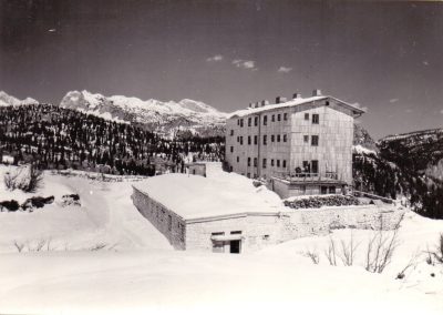 Dom na Komni leta 1964. Prvo kočo so na Komni zgradili leta 1936, a je nato med drugo svetovno vojno pogorela.