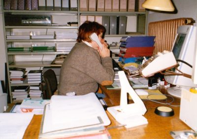 Delovni prostori Enote za Gorenjsko Kranj na Stritarjevi ulici leta 1998. Na fotografiji je Mija Mravlja, sodelavka iz enote v Kranju.