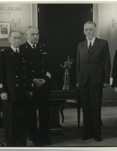 Deputacija/skupina izbranih izroča darilo mesta Ljubljane visokemu komisarju Emiliu Grazioliju, 1943