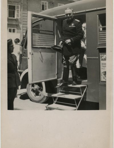 Visoki komisar za ljubljansko pokrajino Emilio Grazioli izstopa iz sanitetnega vozila, 1941