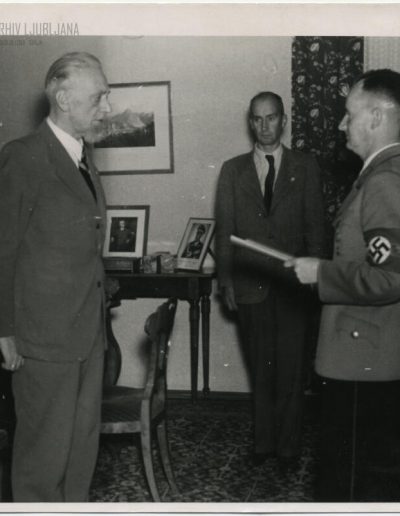 Leon Rupnik sprejema dekret o imenovanju za predsednika pokrajinske uprave v Ljubljani, 1943
