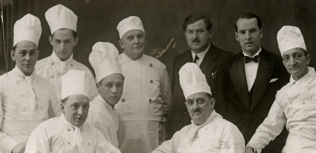 Skupina kuharjev okoli leta 1933. Fotograf: Stanko Ribnikar SI_ZAL_LJU/0342 Zbirka fotografij, A5-079-010.
