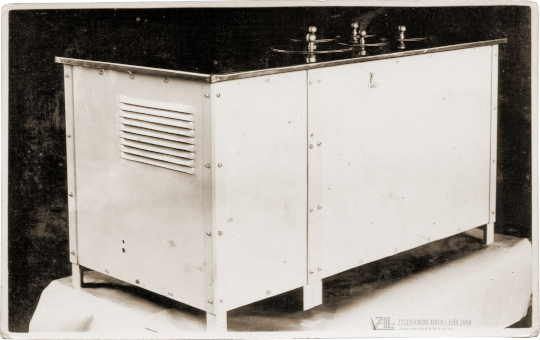 Prva hladilna naprava za izdelavo sladoleda iz leta 1933, ki jo je izdelala tovarna Schneiter iz Škofje Loke za slaščičarja Žužka. SI_ZAL_ŠKL/0064 Družina Okorn, Škofja Loka, t. e. 1, p. e. 15.