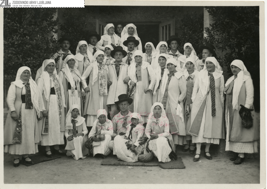 Kočevarji v narodni noši leta 1927; Fond: SI ZAL LJU/0342 Fototeka, podfond: fotografije in razglednice.