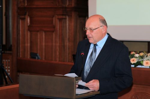 Dr. France Štukl ob prevzemu Aškerčeve nagrade leta 2012. (foto: Tina Arh)