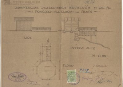 Adaptacija jezerskega kopališča pri vili Zora leta 1927. Najstarejšo blejsko vilo, Zoro, je leta 1853 zgradil Karl Rottmayer, trgovec s premogom iz Trsta. Leta 1888 je posest prešla v roke družine Pongratz iz Zagreba. Okoli vile je bil urejen velik park s potmi in eksotičnimi rastlinami. Park je prvotno segal do jezera, kjer so bili lesena čolnarna, paviljonska zgradba in vodnjak. Danes v tem objektu posluje Občina Bled.