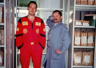Premiki in zaščita gradiva zaradi hidrofobne izolacije depoja v Predosljah leta 1997. Na fotografiji sta Uroš Snoj in Gorazd Stariha, sodelavca iz enote v Kranju.