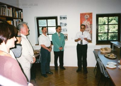 Odprtje in ogled novih delovnih prostorov Enote za Gorenjsko Kranj leta 1999. Na fotografiji so Gorazd Stariha, Silvester Gaberšček z ministrstva za kulturo in takratni direktor arhiva Brane Kozina.